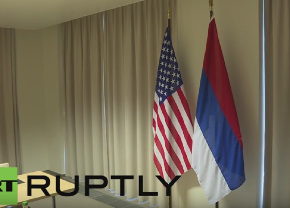 Ameri naopako okačili rusku zastavu (VIDEO)