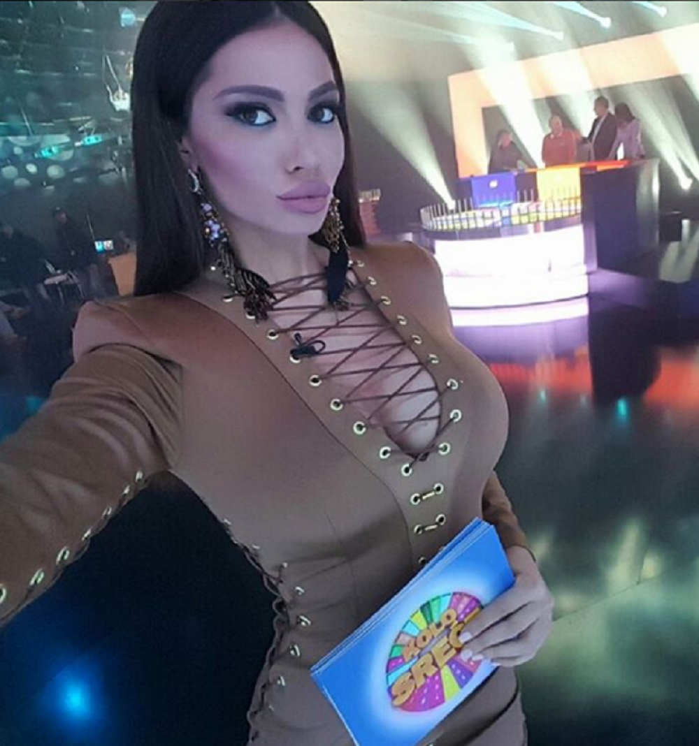 Soraju šutnuli zbog Mande!