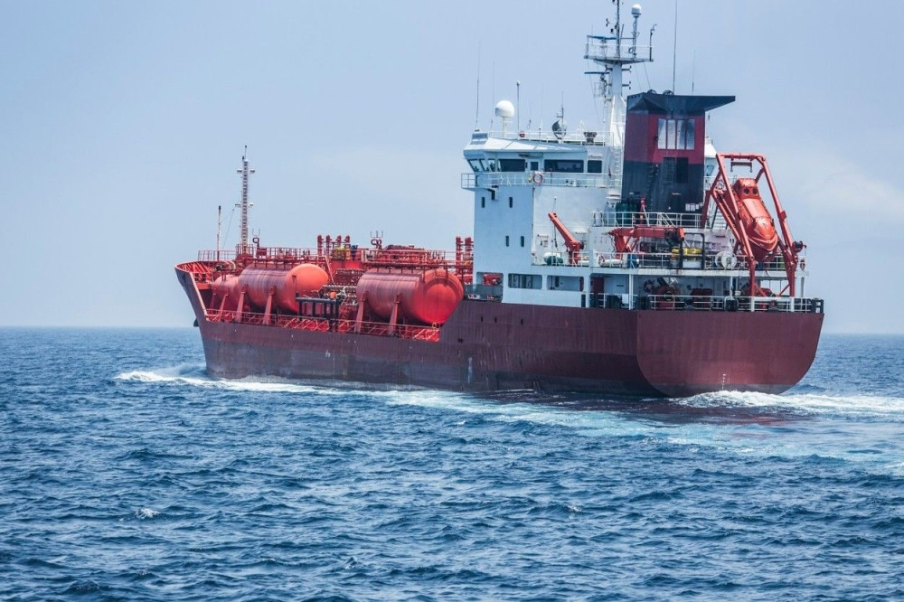 Požar na tankeru, dve eksplozije na benzinskoj pumpi!