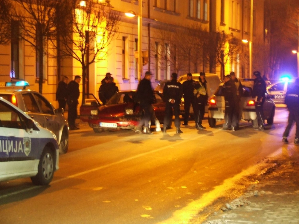 Udarili psa, pa bežali od policije! (FOTO)