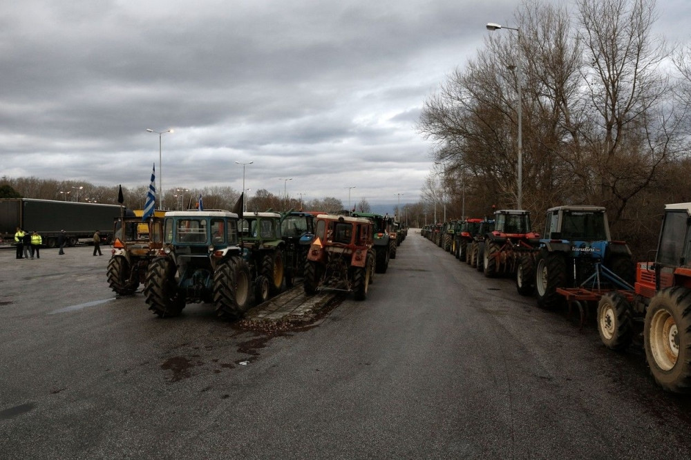Pastirskim motkama prebili policiju (VIDEO+FOTO)