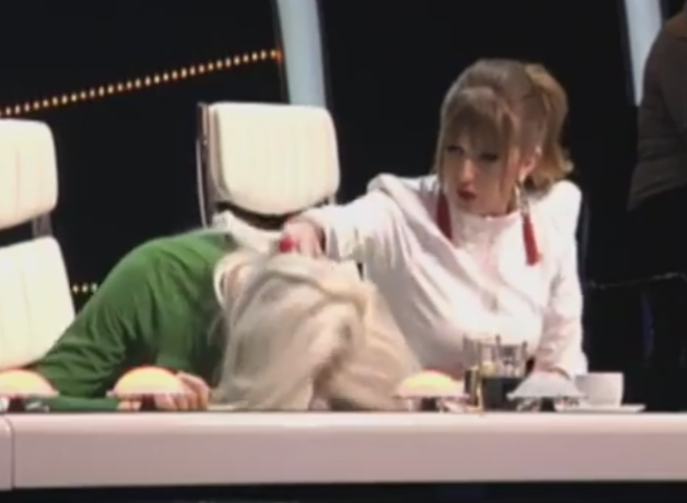 Viki "zalepila" Karleušu za sto! (VIDEO)