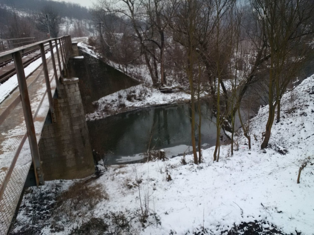 Pijanog čoveka spasavali policija i vatrogasci