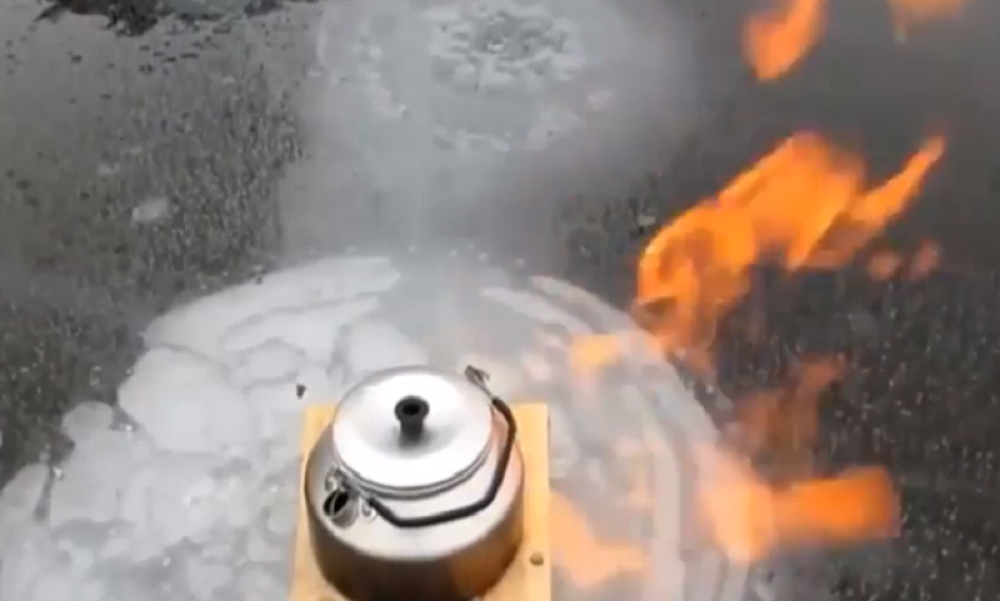 Zapalio vatru na zaleđenom jezeru (VIDEO)