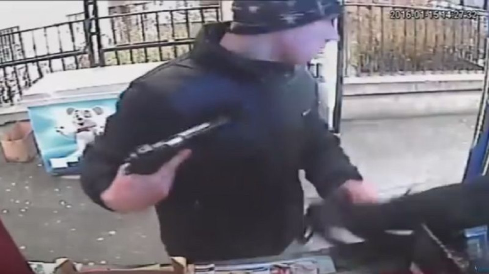 Pljačkaš mahao pištoljem u Zemunu (VIDEO)