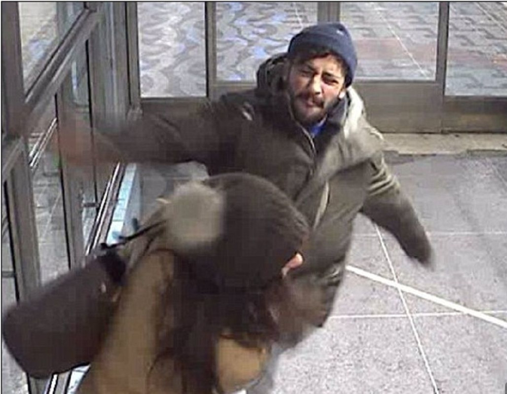 Lopov pljunuo i prebio majku pred decom! (VIDEO)