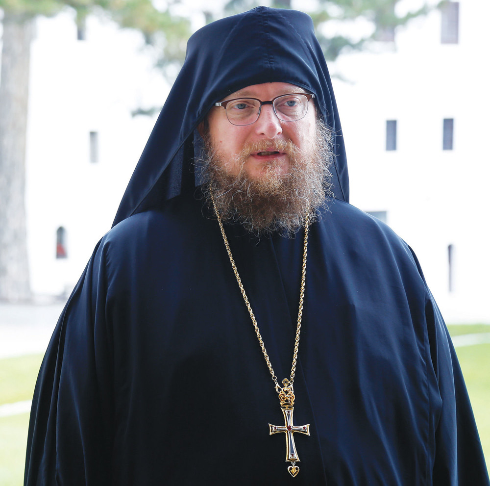 Sinod raspravlja o Savinom petljanju u politiku!