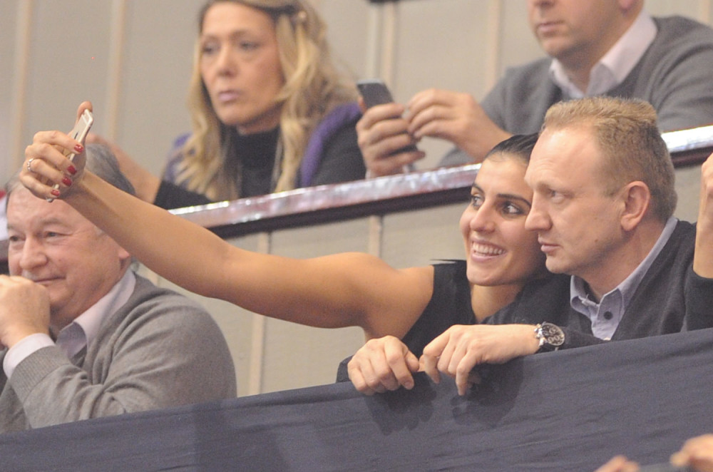 Ovako Đilas i Ana Dabović gledaju Zvezdu (FOTO)