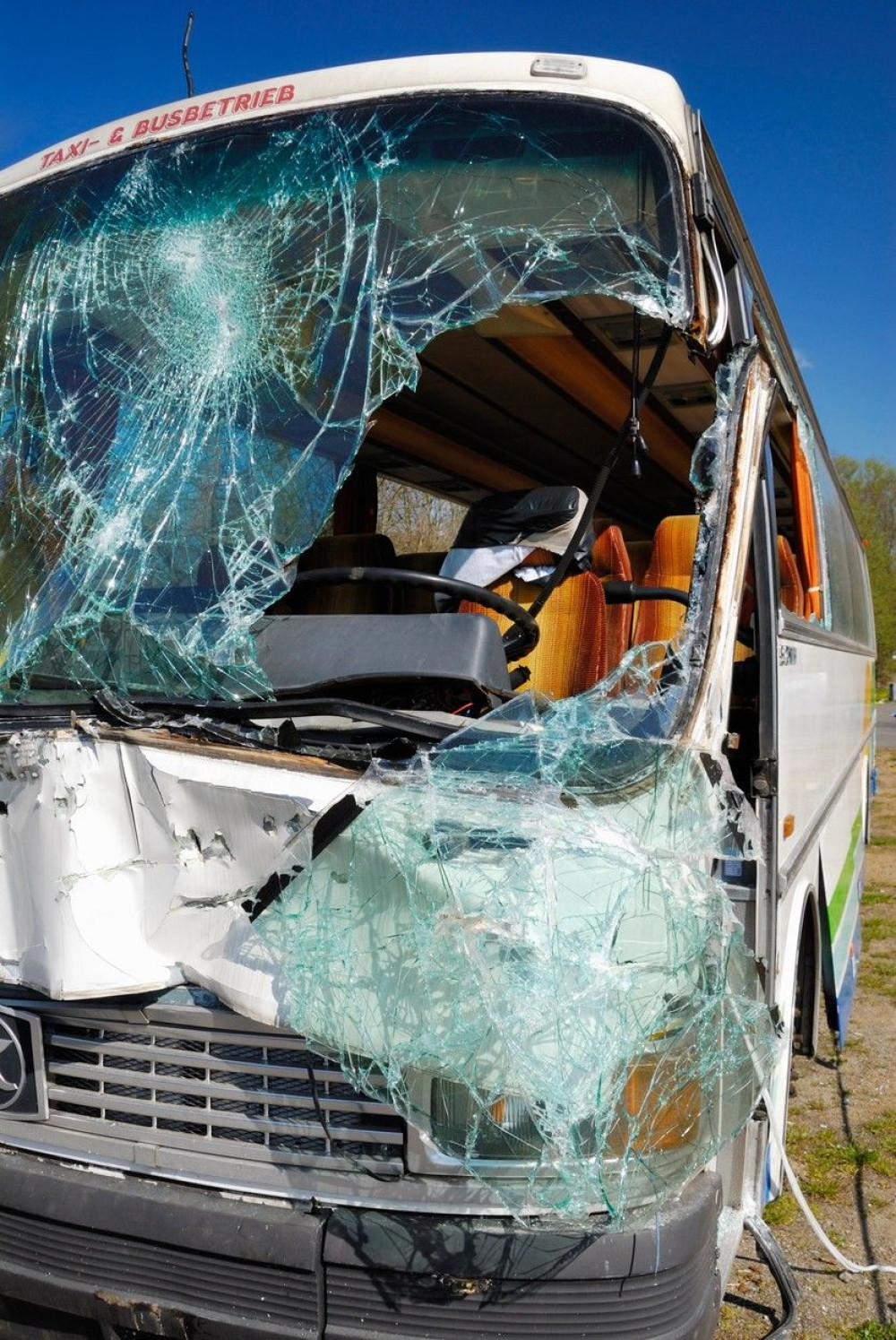 Sudarili se kombi i autobus, ima povređenih!
