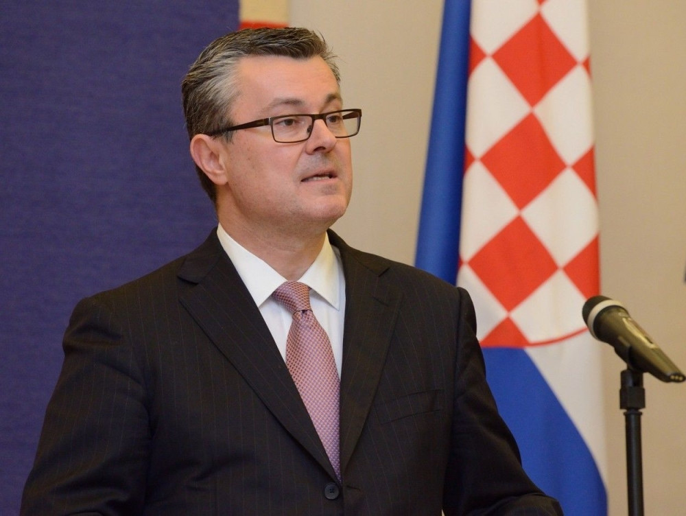 Spremite mi državnu vilu za letovanje!