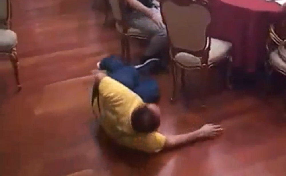 Zmaj se 'prosuo' po podu! (VIDEO)