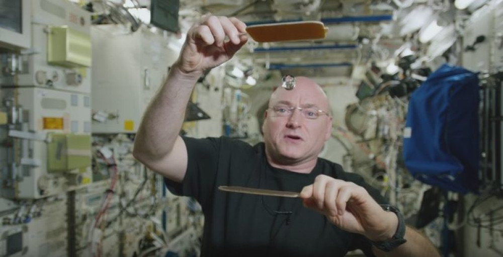 U svemiru igraju neobičan ping-pong!