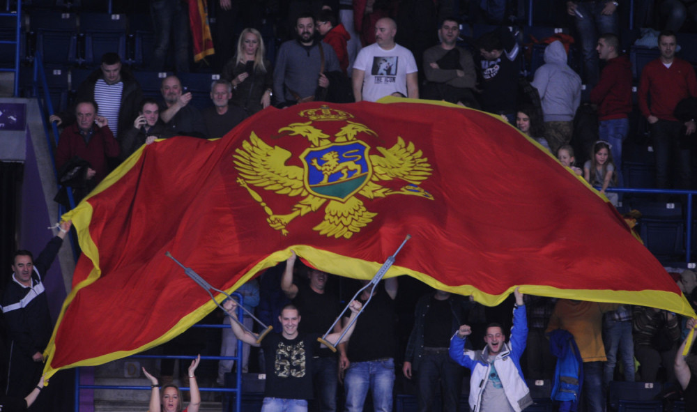 Teror u Podgorici nad Srbima! Policija hapsi zbog "srpske Sparte". Narod ogorčen izviždao milogorsku policiju!