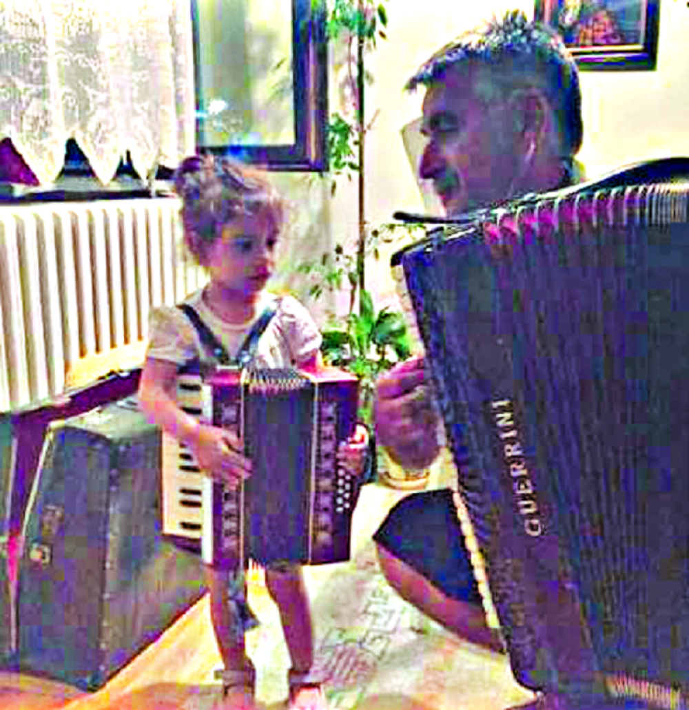 Bosanac sa unukom u duetu