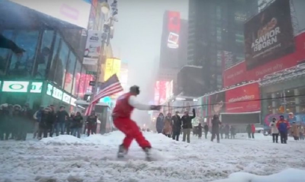 Vozio snoubord kroz zavejane ulice (VIDEO)