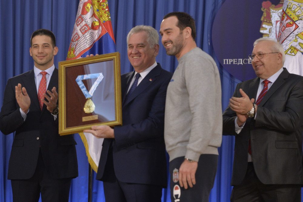 Ovde mi niko neće zviždati, na miru mogu da vam zahvalim!