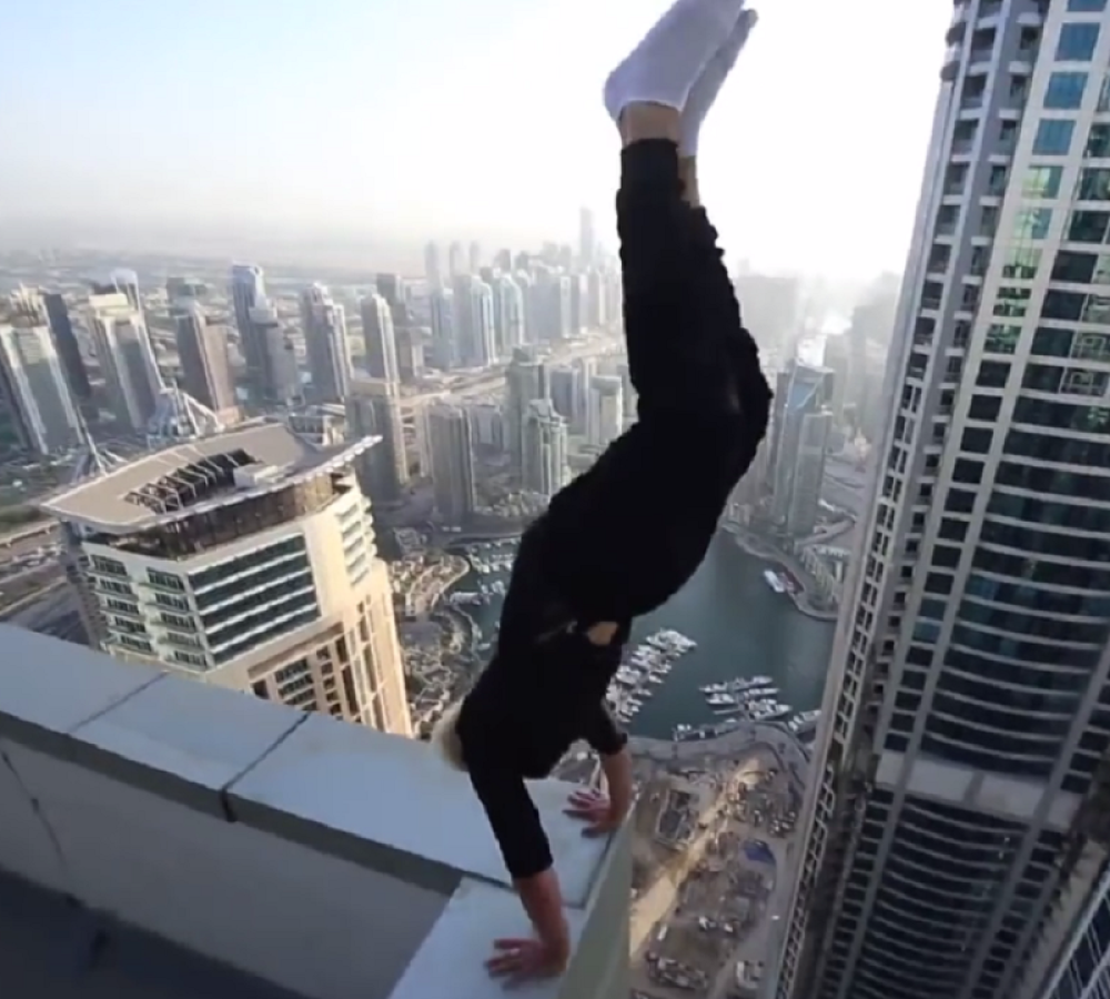 Stoji na rukama na ivici nebodera! (VIDEO)