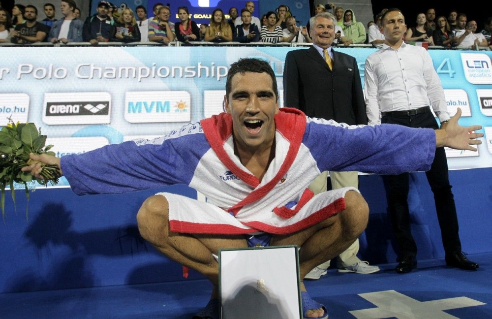 Ovako su komšije Pijetloviću čestitale pobedu (FOTO)