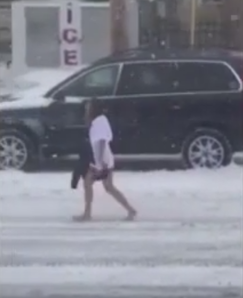 Bosa i polugola pobegla strancu iz kreveta! (VIDEO)