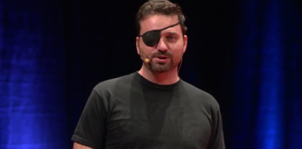 Reditelj u oko ugradio kameru! (VIDEO)