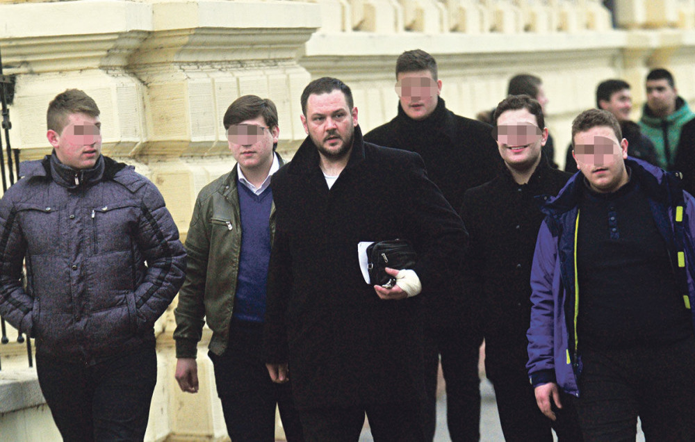 Budući sveštenici uhapsili razbojnike!