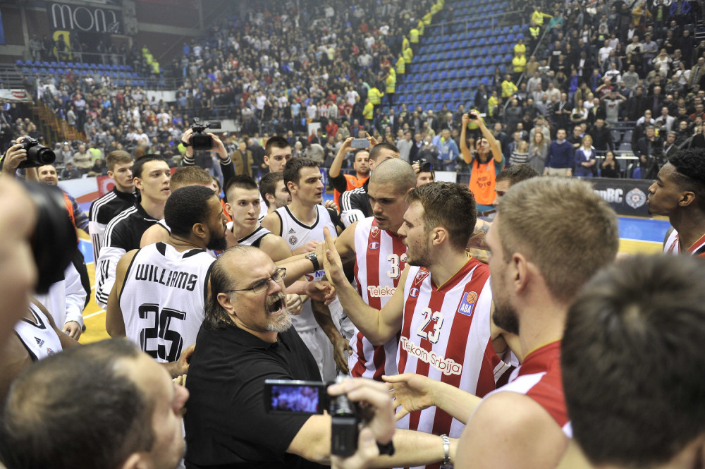 Umalo tuča posle košarkaškog derbija