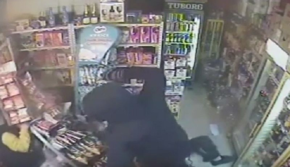 Brutalno prebio vlasnika radnje (VIDEO)