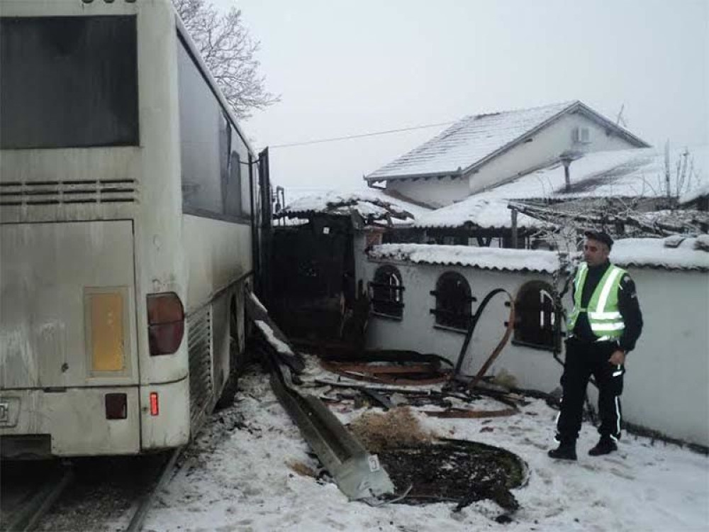 Autobus udario u zid kafane (FOTO)