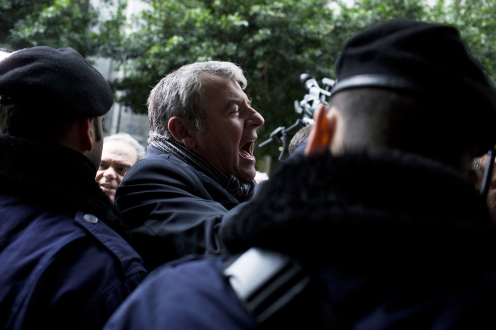 Zastave spuštene na pola koplja, demonstranti uzvikuju jednu stvar