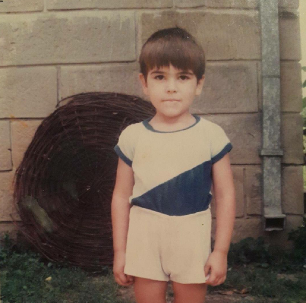 Pogodite ko je ovaj dečak?! (FOTO)