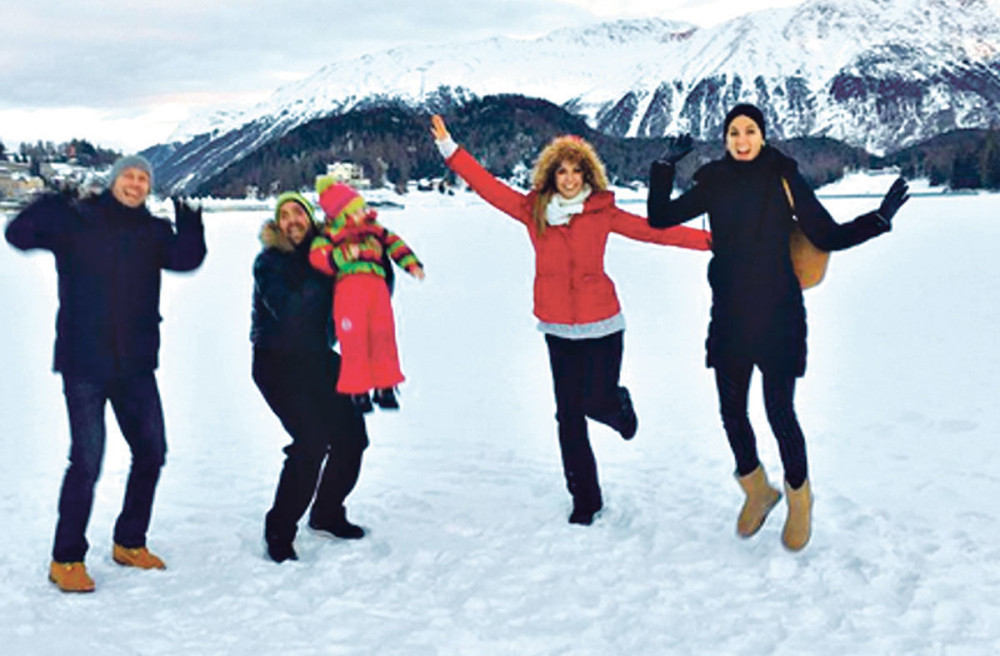 Tipsa sa ženom i ćerkom na snegu