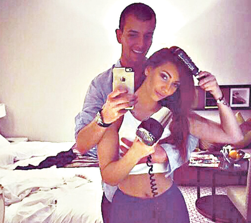 Kaća drži fen, a dečko njene grudi!