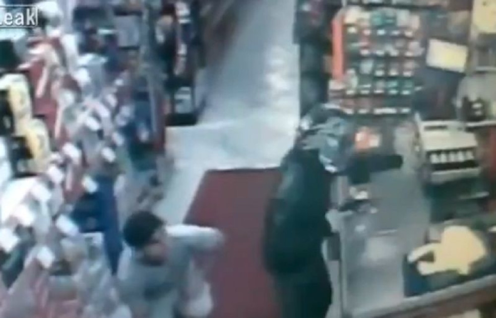 Golim rukama savladao lopova sa pištoljem! (VIDEO)