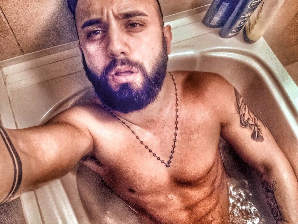 Filip Mitrović pokazao trbušnjake!