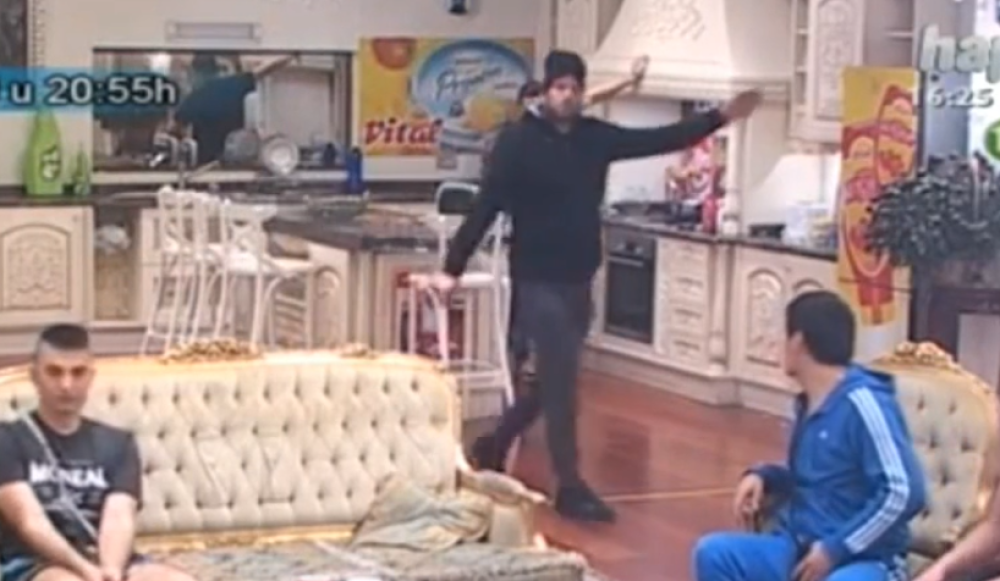 Željko divljao dok ga obezbeđenje nije odvelo  (VIDEO)