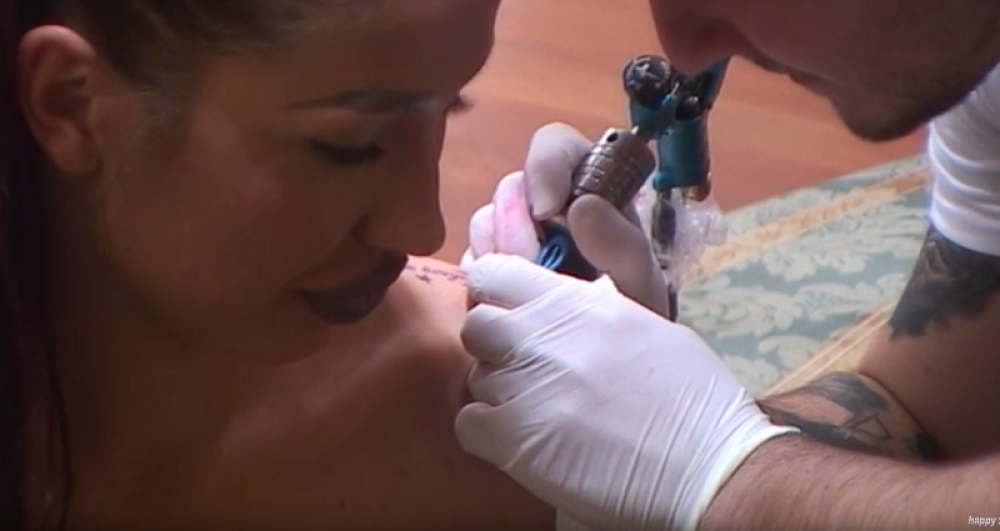 Ajfonka se istetovirala (VIDEO)