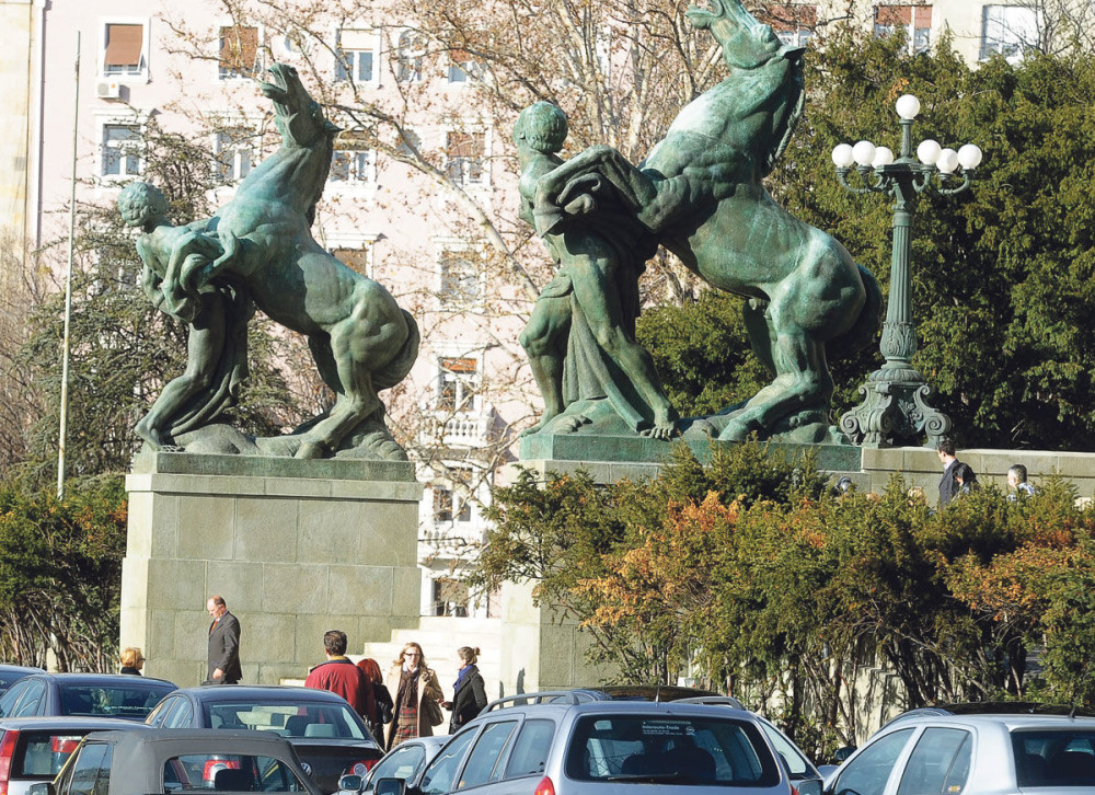 Poslanici traže besplatan parking