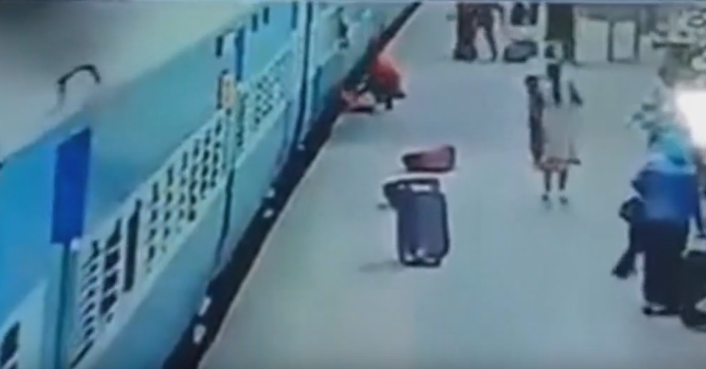 Iskakala iz voza pa poginula! (UZNEMIRUJUĆI VIDEO)