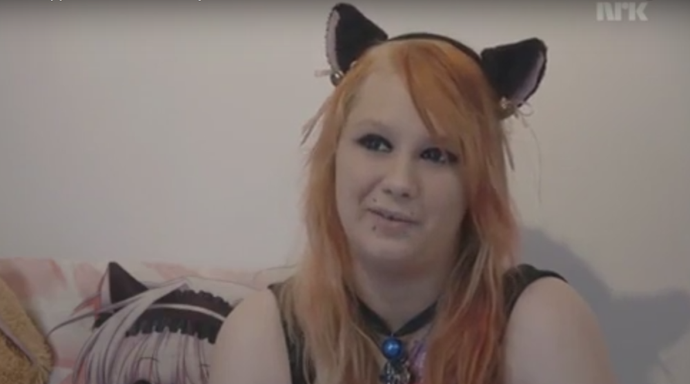 Tvrdi da je mačka rođena u ljudskom telu! (VIDEO)