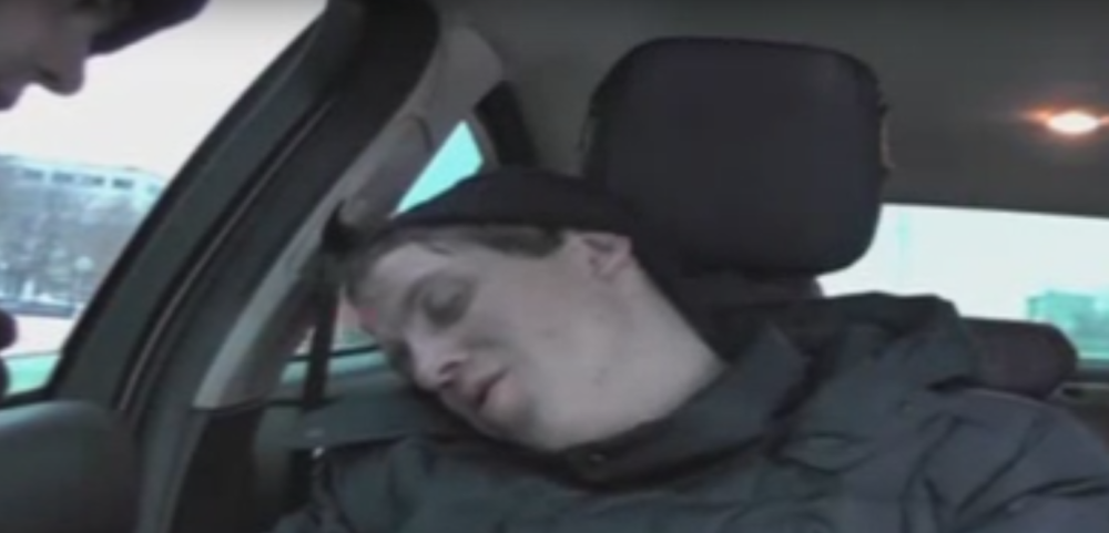 Pijani Rus zna samo da je Putin predsednik! (VIDEO)