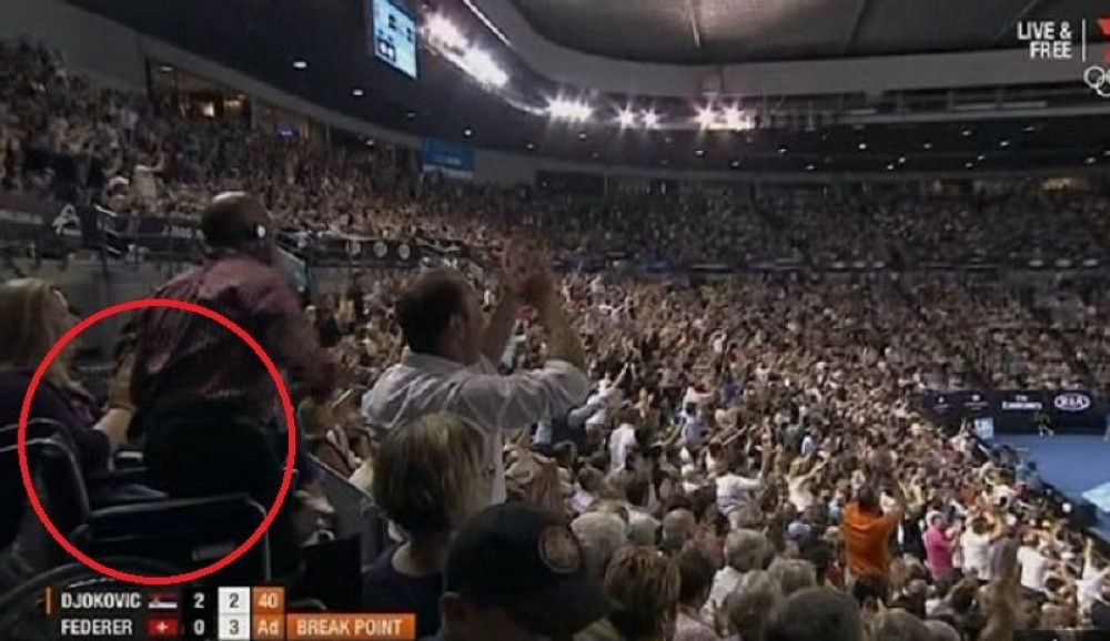 Ustao iz invalidskih kolica da aplaudira Federeru! (VIDEO)