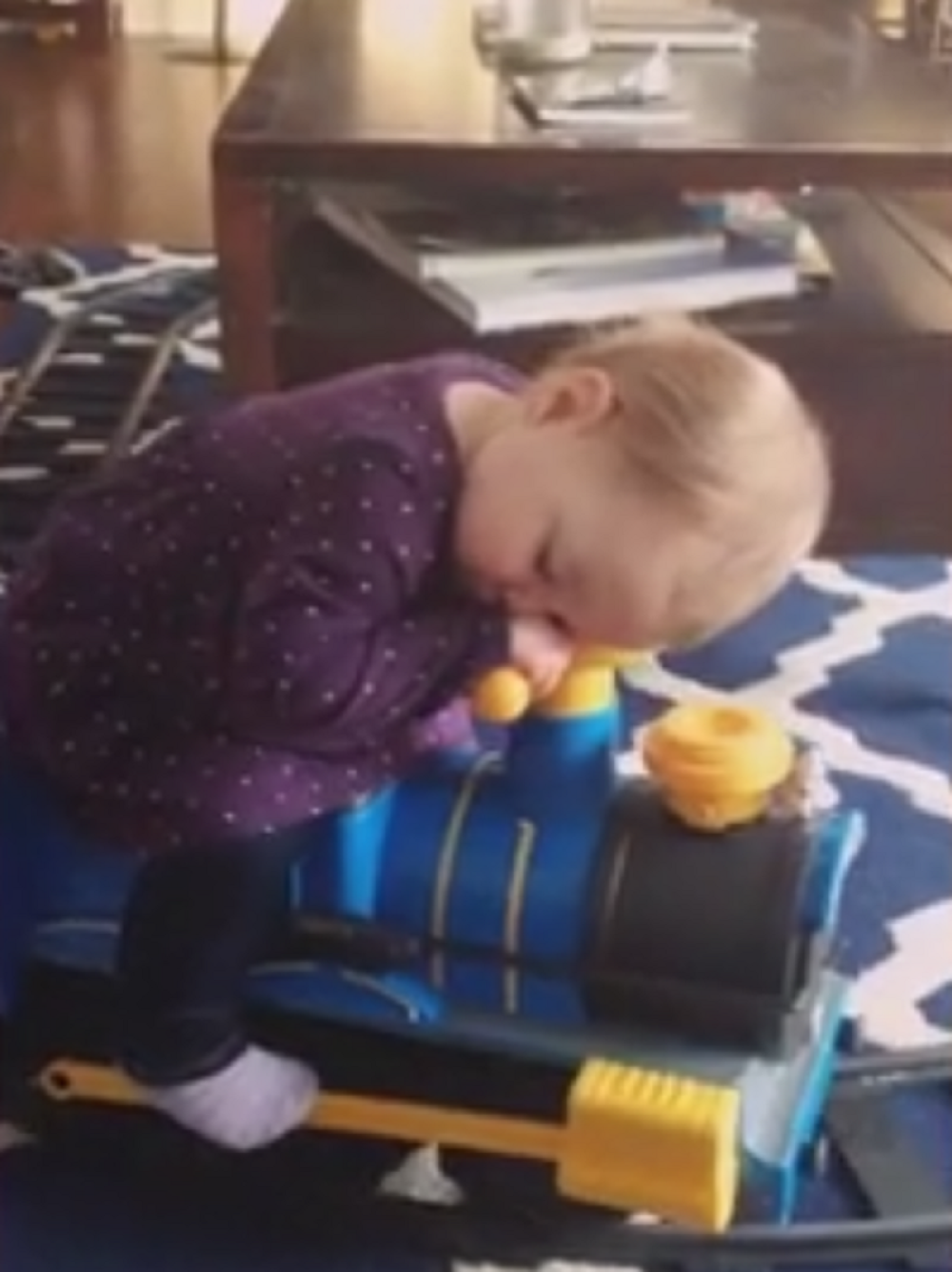 Devojčica zaspala na voziću! (VIDEO)