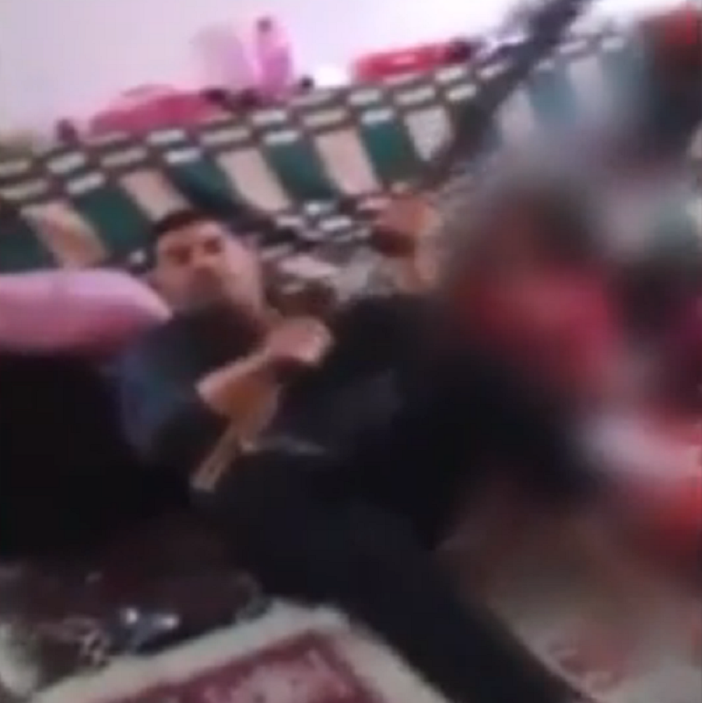 Otac nišanio puškom u decu, pa uhapšen! (VIDEO)