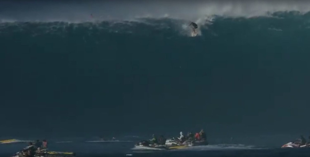 Pad ovog surfera ostaviće vas bez daha! (VIDEO)