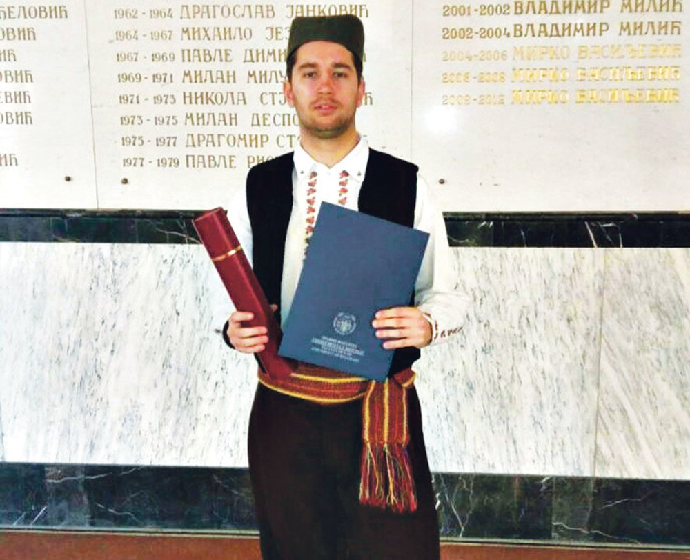 Diplomu primio u srpskoj nošnji!