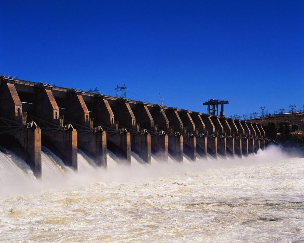 Brana pred pucanjem, evakuisano oko 2.000 ljudi