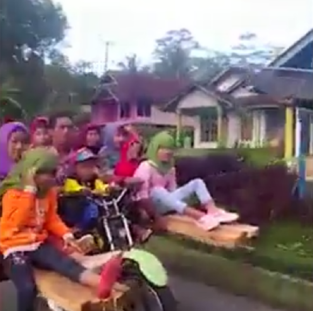 Na motocikl spakovao devet osoba! (VIDEO)