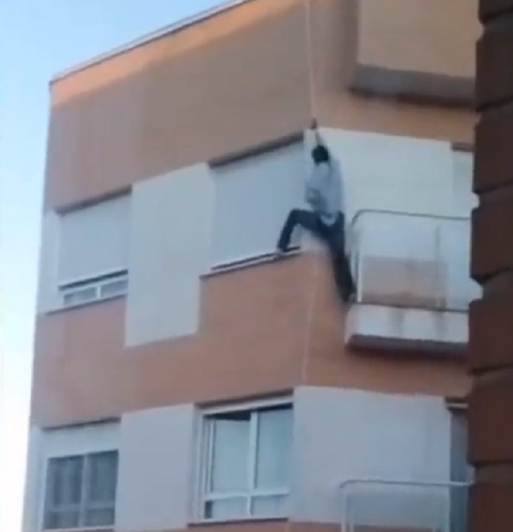 Pokušao da uđe u stan kroz prozor, pa poginuo! (UZNEMIRUJUĆI VIDEO)