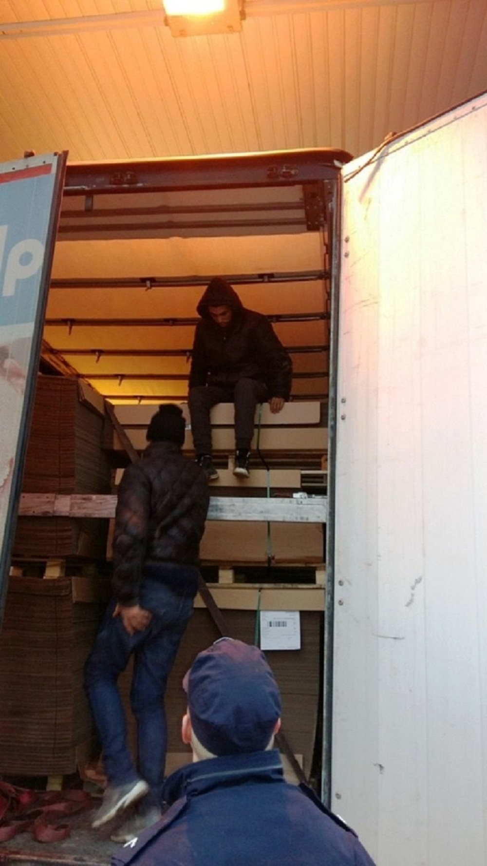 Sirijci među paletama krenuli u Hrvatsku!