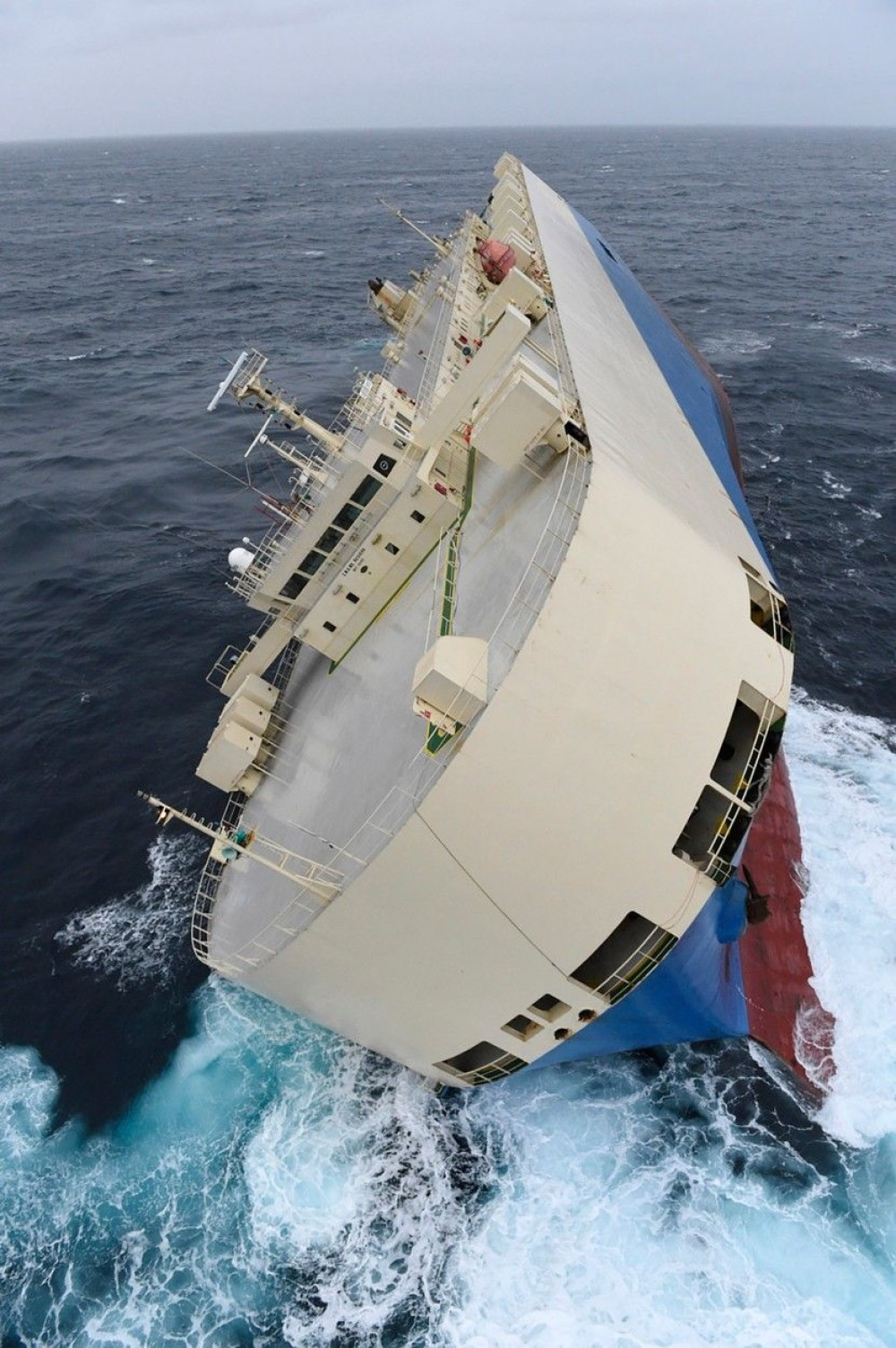 Prevrnuo se brod na jugozapadu Kine